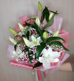 Liliya s rozovoj gipsofiloj