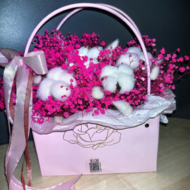 Букет из гипсофилы и хлопка