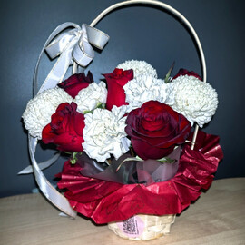 Korzinka iz roz i hrizantem