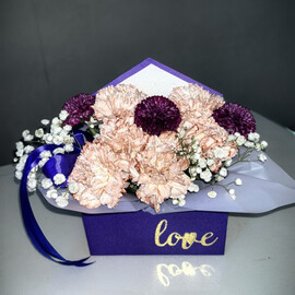 Конвертик из диантусов и хризантемы