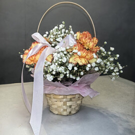 Корзинка из диантусов и гипсофилы