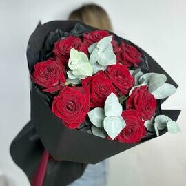 Buket iz krasnih roz v chyornoj upakovke
