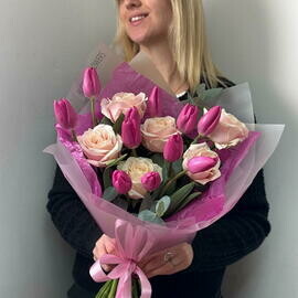 Avtorskij buket s rozovimi rozami i tyul_panami