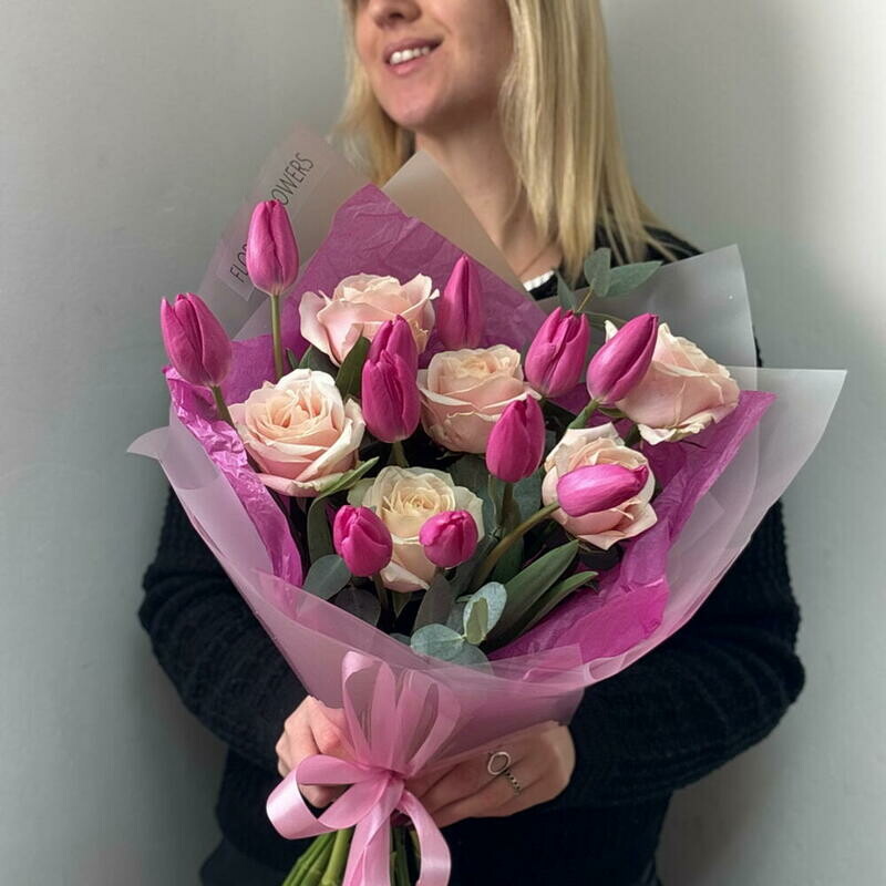 Авторский букет с розовыми розами и тюльпанами , уменьшенный