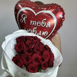 Қызыл раушан мен жүрек тәрізді гелий шарының сыйлық жиынтығы 