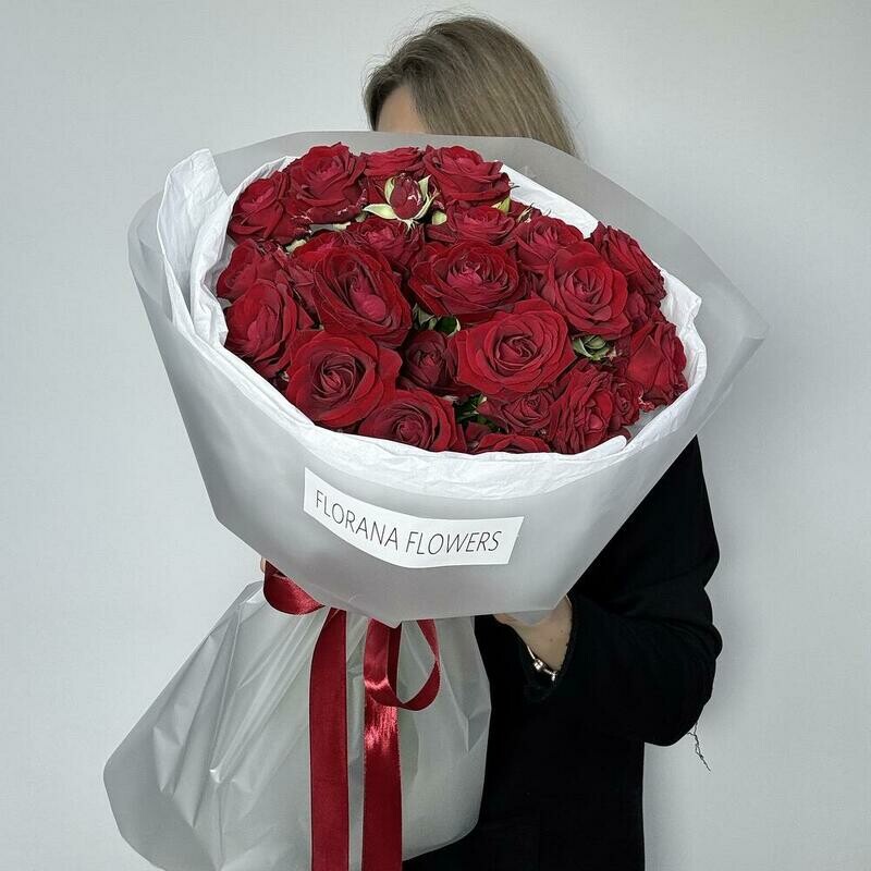 Новинка Букет красных кустовых роз в стильнои упаковке, уменьшенный