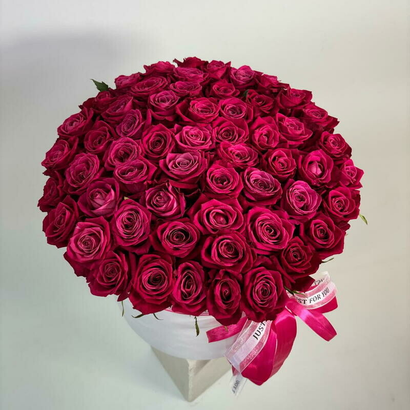 Большой букет из роз Цветы в коробке. 55 роз фуксия в бархатной коробке с вашим фото ч/б, делюкс