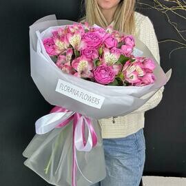 Bouquet of peony-shaped Misty bubbles roses and pink alstroemeria