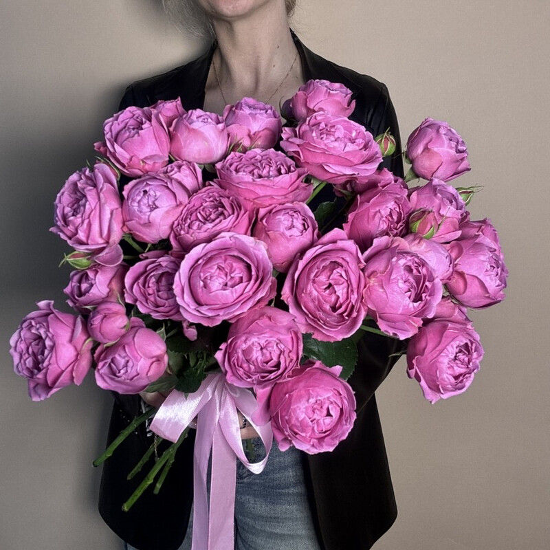 Monobucket pink Peony-shaped roses , standart
