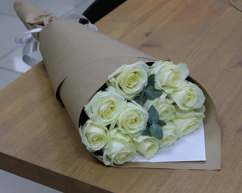 Белые розы с эвкалиптом, стандартный