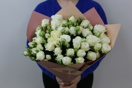 Букет из 13  белых  кустовых роз