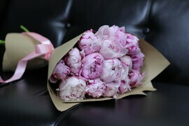Букет из 15 пионов 