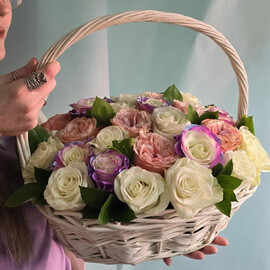 Корзина с розами микс