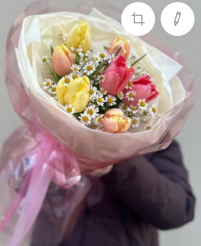 Buket iz raznih tyul_panov i romashek, standart