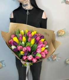 Bol_shoj buket 51 raznotcvetnij tyul_pan