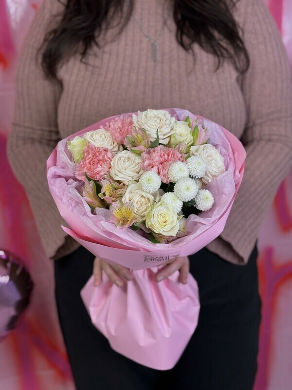 Sbornij buket s al_stromeriej, rozami i diantusami, standart