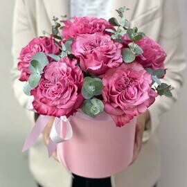 TCveti v korobke roza evkalipt korobka