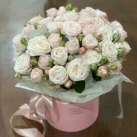 Пушистые пионовидные кустовые розы в коробке