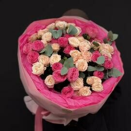 Pionovidnie rozi v nezhnoj upakovke