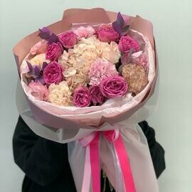 Цветы букет гортензия розы диантусы