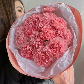 Buket iz diantusov krasivij nezhnij