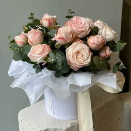 Цветы в коробке роза кустовая эвкалипт