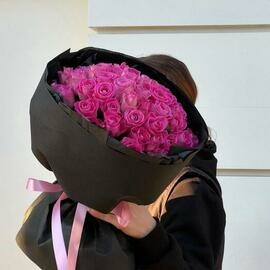 Букет из роз в темном оформлении