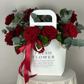 TCveti v korobke roza evkalipt