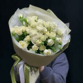 Букет из белых кустовых роз