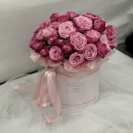 Цветы в коробке с кустовой розой