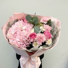 Нежный букет гортензия розы гвоздика