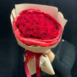 Букет из алых роз