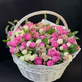 Корзина с цветами и с декором