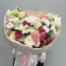 Светлый нежный букет цветы в оформлении