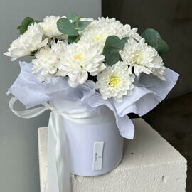 Цветы в коробке хризантема эвкалипт