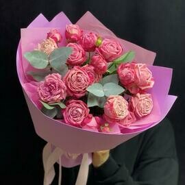 Buket iz kustovih pionovidnih rozovih roz