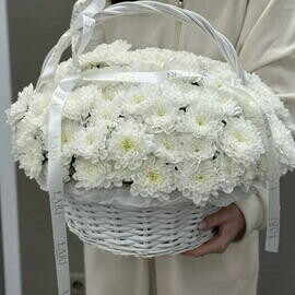 Корзина с цветами белая хризантема