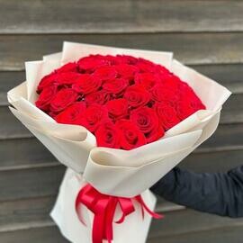 Красные розы в белом оформлении