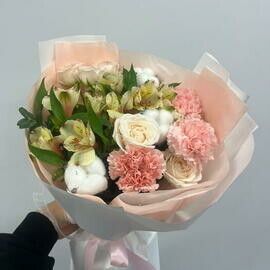 Нежный милый букет роза диантус альстромерия хлопок