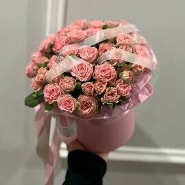 Кустовые розы в коробке 1