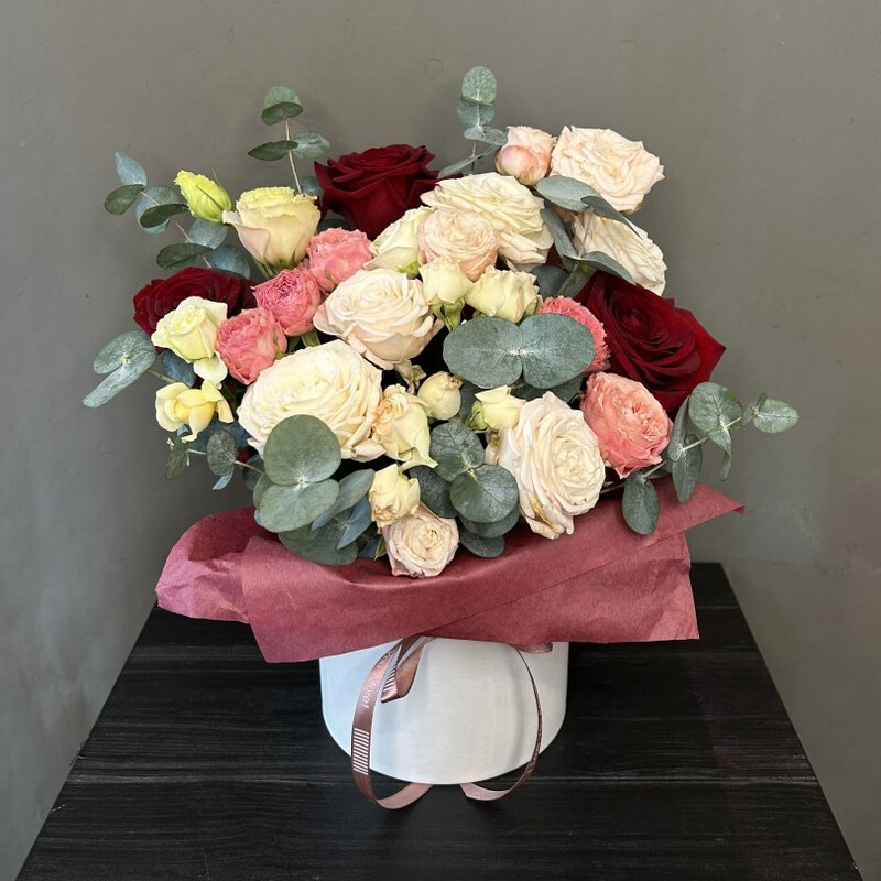 Пионовидные розы в коробке , премиум