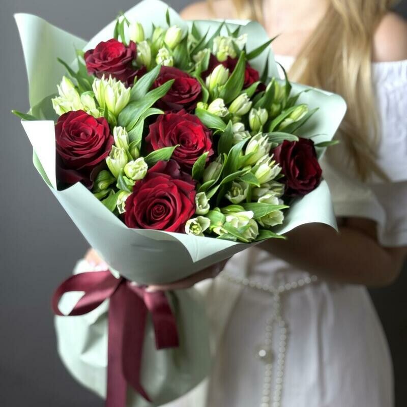 Ocharovatel_nij buket iz krasnih roz i beloj al_stromerii, standart