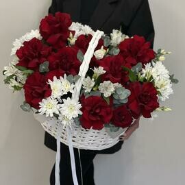 Premium-korzina s frantcuzskimi rozami i eustomoj