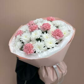 Стойкий букет из хризантем и диантусов