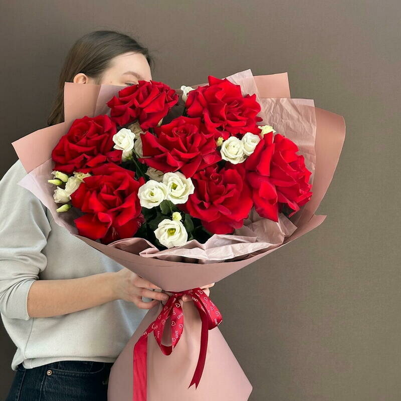 Розы красные французские и эустома белая, стандартный