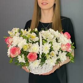 Korzina iz hrizantem, roz i al_stromerij