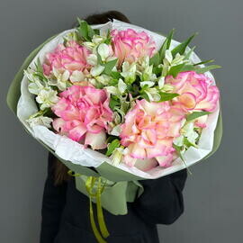 Bouquet of French roses and alstroemeria 