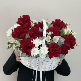Корзина с французским розами и эустомой