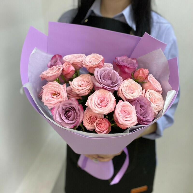 Букет из сиреневых роз и розовых кустовых пионовидных роз , стандартный