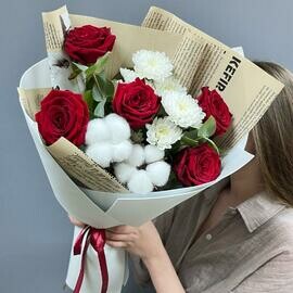 Buket iz roz, hrizantemi i hlopka